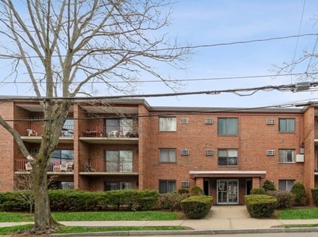 Building Photo - 53 Paul St Unit 15