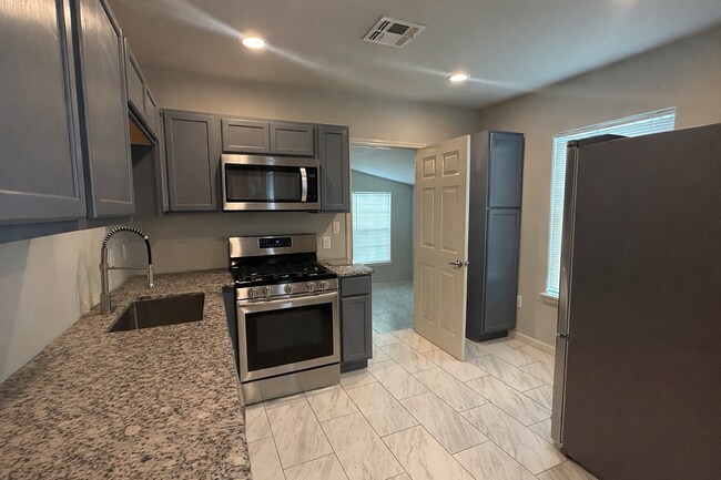 Photo - Newly renovated 3 bedroom 2 bath home centrally located! Unidad A