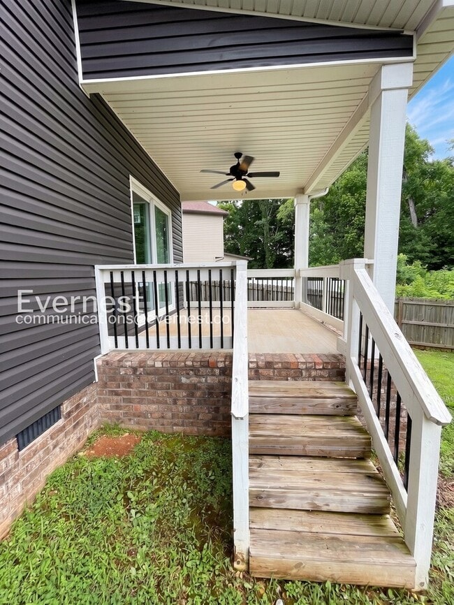 Photo - Charming Modern Home / 5 beds 3.5 baths / Garage attached / Fenced-Yard / Available now!