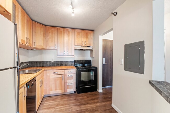 kitchen - 78 10th St E Unit 804