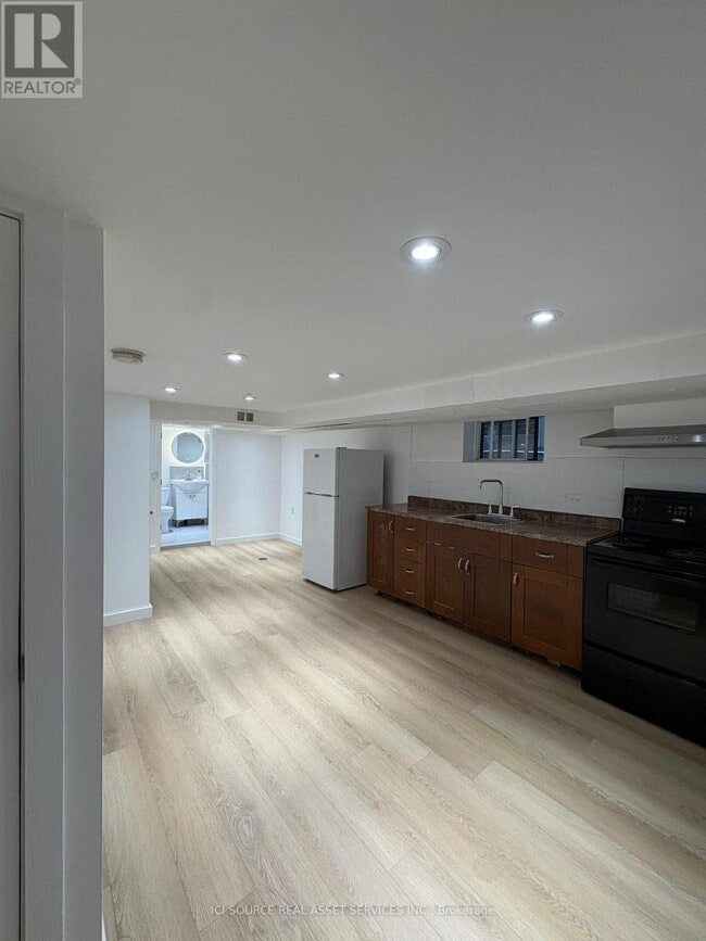 Photo - 858 Manning Ave