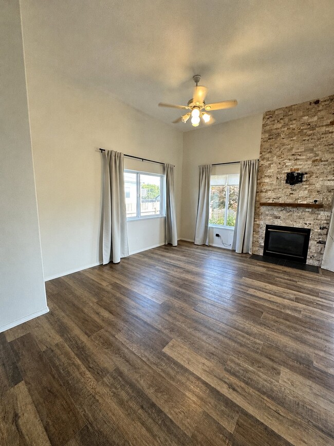 154 SW Alder Ct