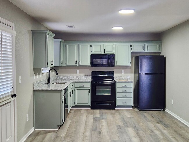 Building Photo - 2 Bedroom, 2 Bath, 1 car Garage Rental