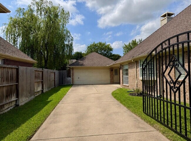 Photo - 1619 Crescent Green Dr