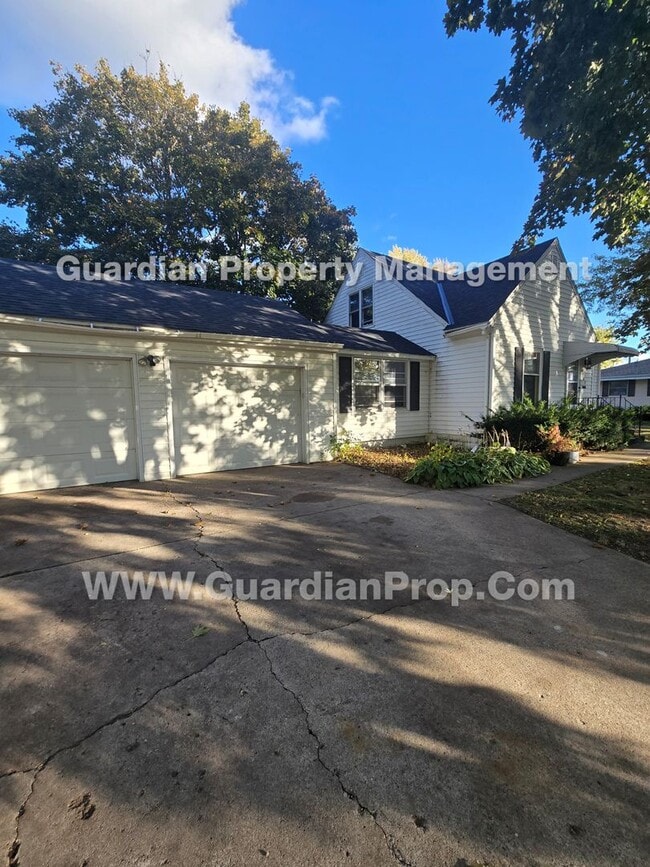 Building Photo - Move-in special and available Now! Bloomington Single Family Home, 2 Car Garage, new kitchen appl...