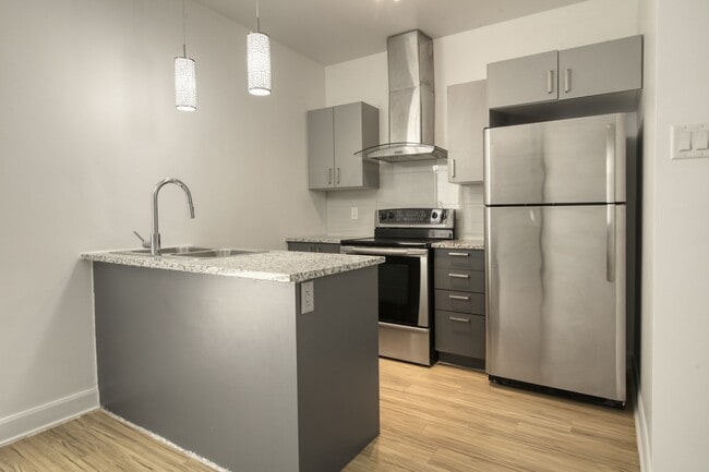 Building Photo - 6600 Av. de Darlington Unit 202