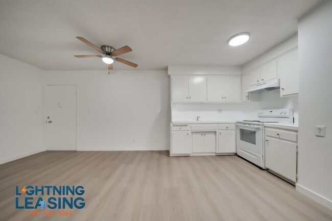 Photo - 700 Irolo St Unit 10