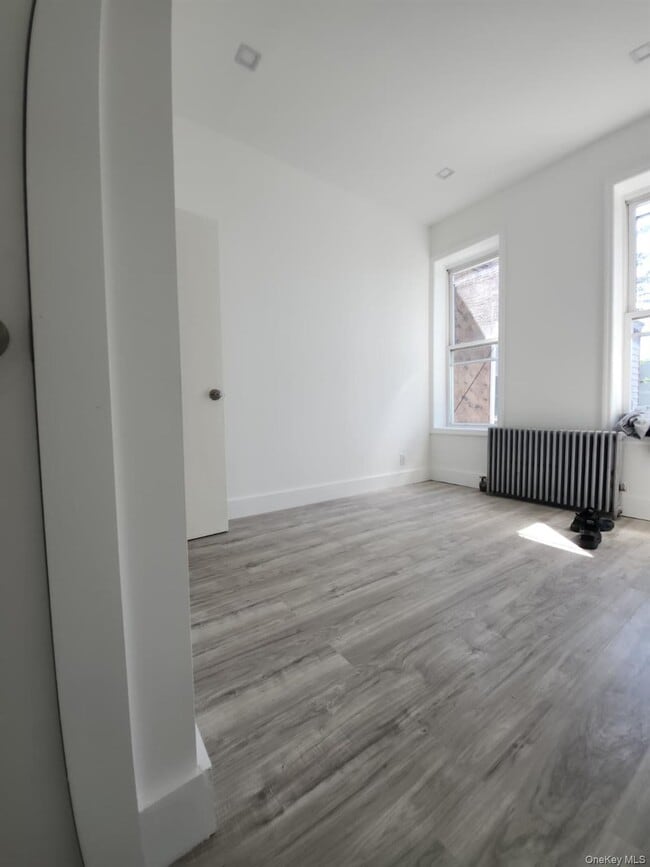 Photo - 60-80 54th Pl