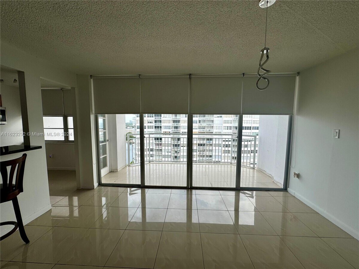 Photo - 18061 Biscayne Blvd Unit EXTRA LARGE 2 BEDROOM AVE