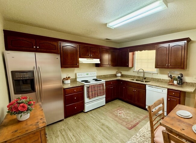 Photo - 802 N Taylor Ct