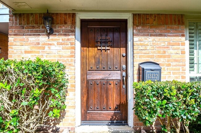 Building Photo - 13132 Trail Hollow Dr Unit 3132