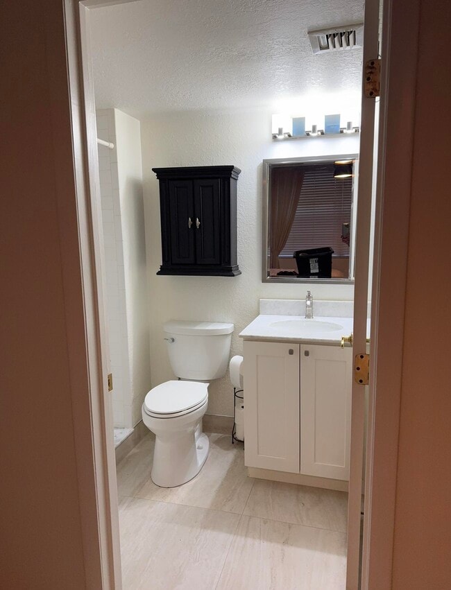 Photo - 1700 NW 80th Ave Unidad 108