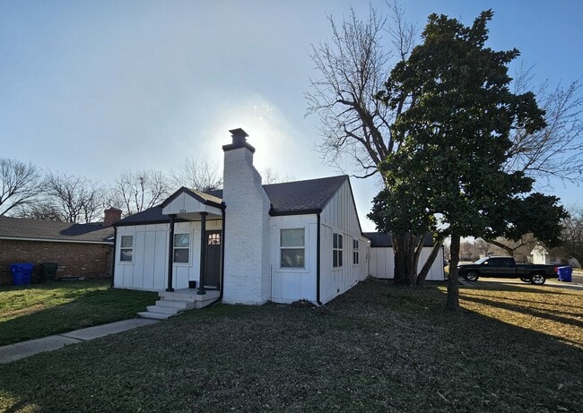 Building Photo - (2) Bed/(1) Bath Available NOW! Updated!