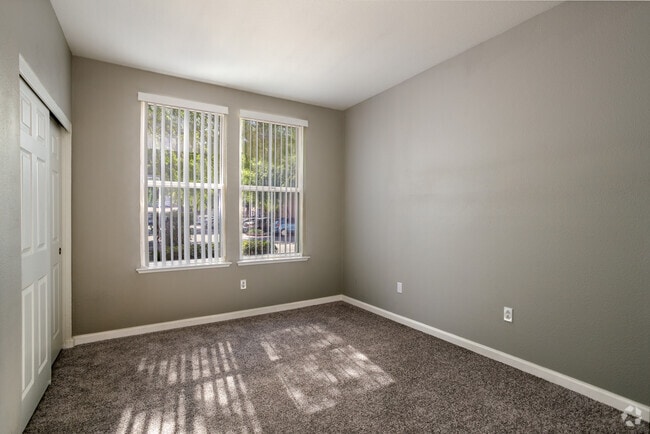 2BR, 2BA - 990SF