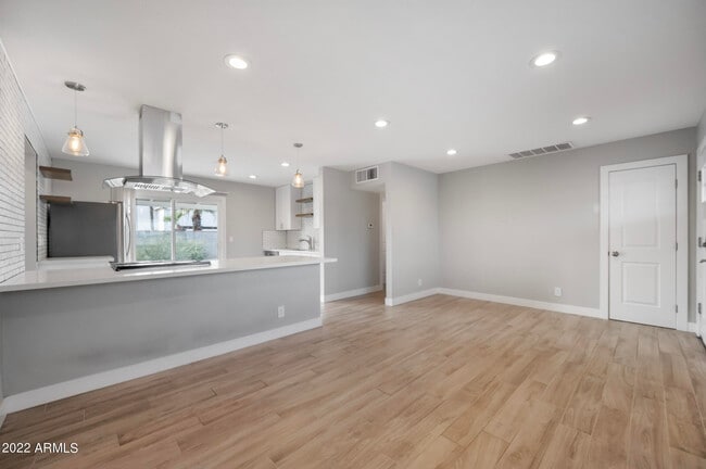 Photo - 402 N 73rd St