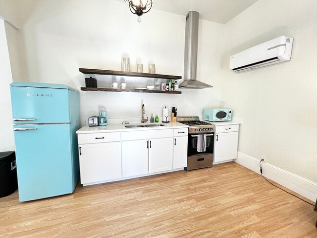 Photo - 261 27th St Apartment Unit 261 27th St  - 2