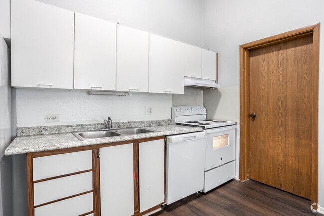 1BR, 1BA - 576SF - Kitchen