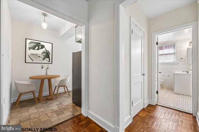 4481 MacArthur Blvd NW Unit 204