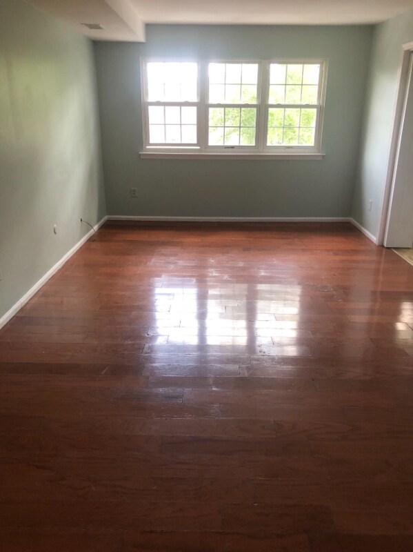 Photo - 387 College Dr