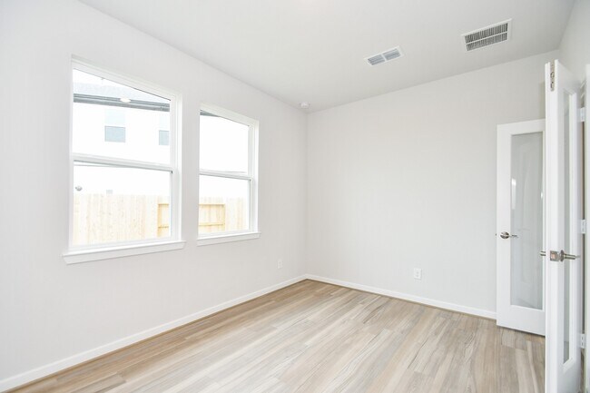 Photo - 21835 Erskine Peaks Pl
