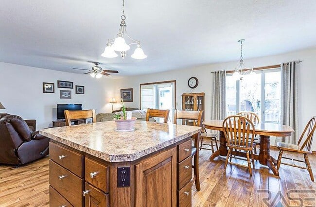 Photo - 2720 S Maywood Dr