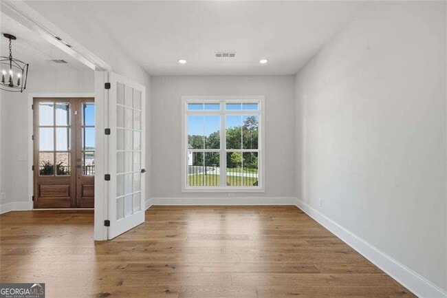 Photo - 401 Oakleigh Ave