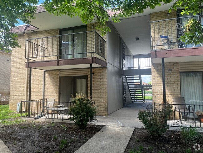 Building Photo - 1 BEDROOM 2ND FLOOR CONDO Unit 212