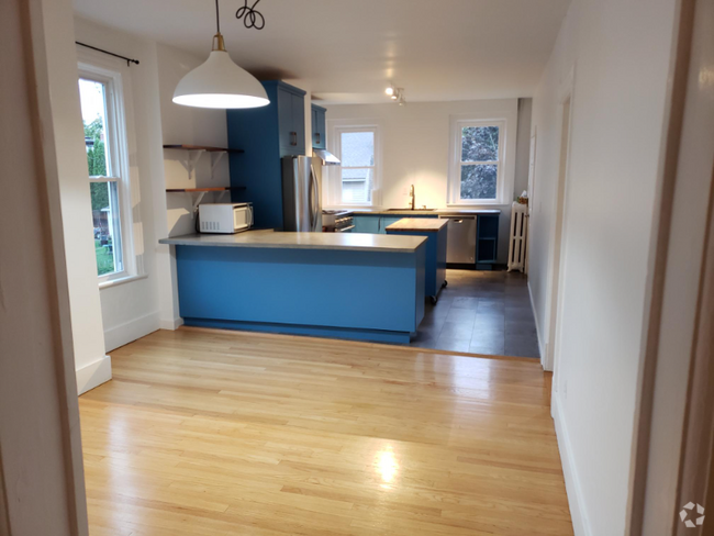 Building Photo - 231 Pawling Ave Unit Second Floor Rental