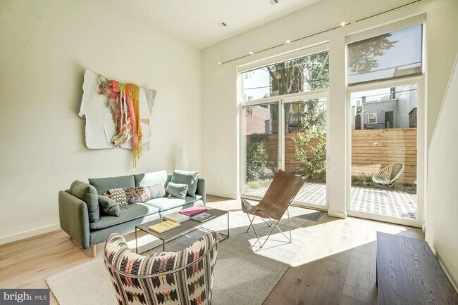 Photo - 450 Ridge St NW