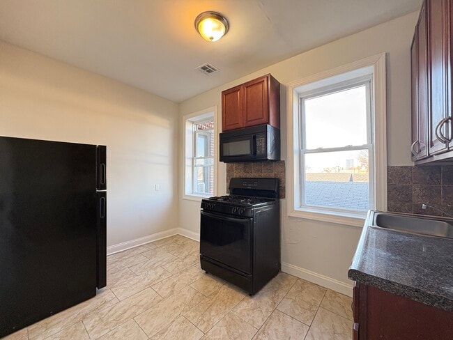 Building Photo - 161 Bergen Ave Unit 4B