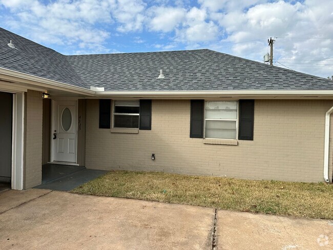 Building Photo - Charming 3 Bed, 2 Bath Home with Modern To...