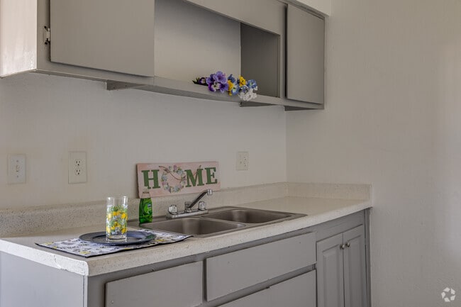 2BR, 1BA - 800SF - Kitchen