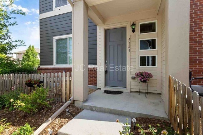 Building Photo - Fenced Side-Yard! Rental