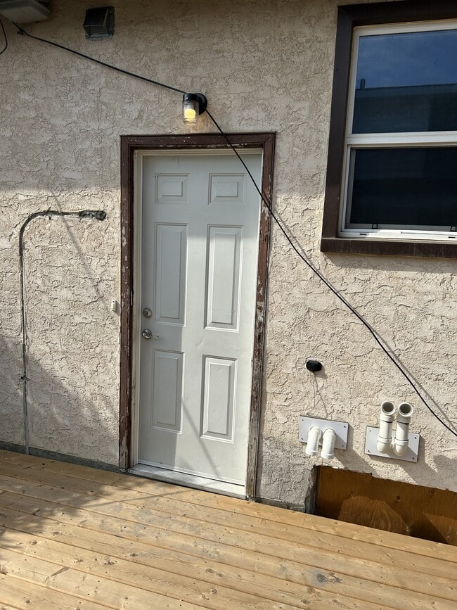 Building Photo - 11935-11946 46 St NW Unit 11935 - Bsmt