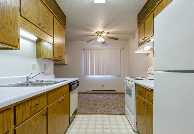 Building Photo - Van's Court Rental