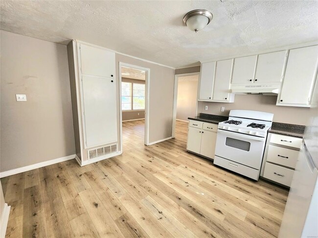 102 White Oak Dr