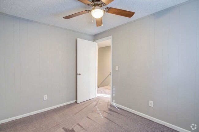 Building Photo - 2 Bedroom / 1 Bath Updated Townhouse Johns...