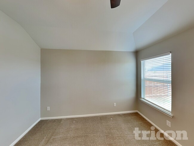 Photo - 324 Foxhunter St