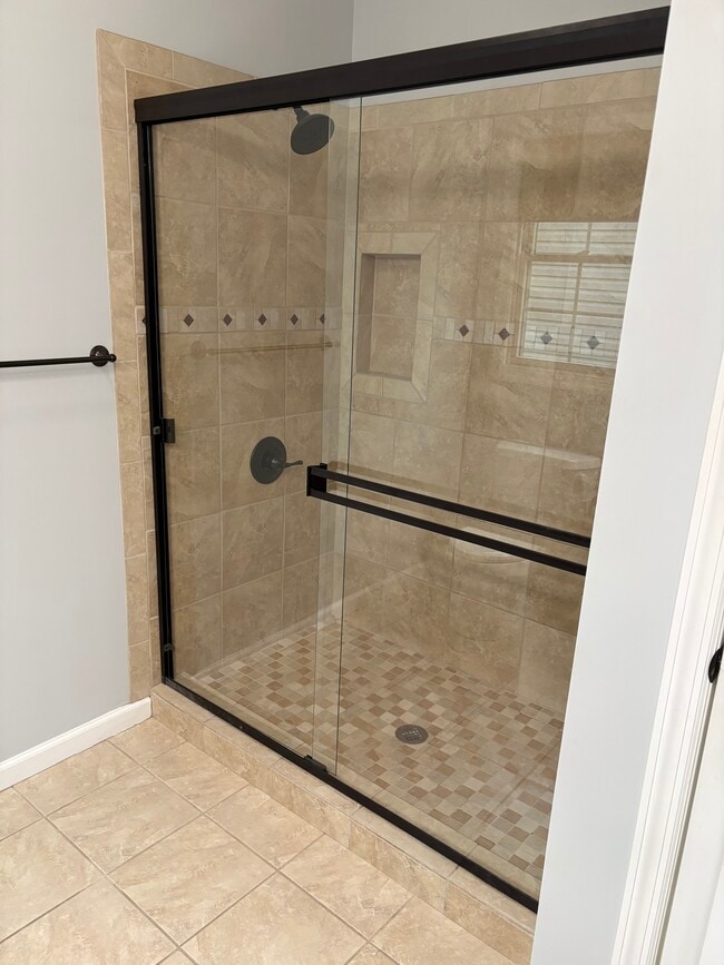 Baño principal - 409 Arabela Ct