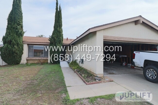 Building Photo - 3 Bed, 2 Bath House w/ 2-Car Garage, Priva...