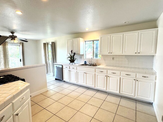 Photo - 728 5th Ave