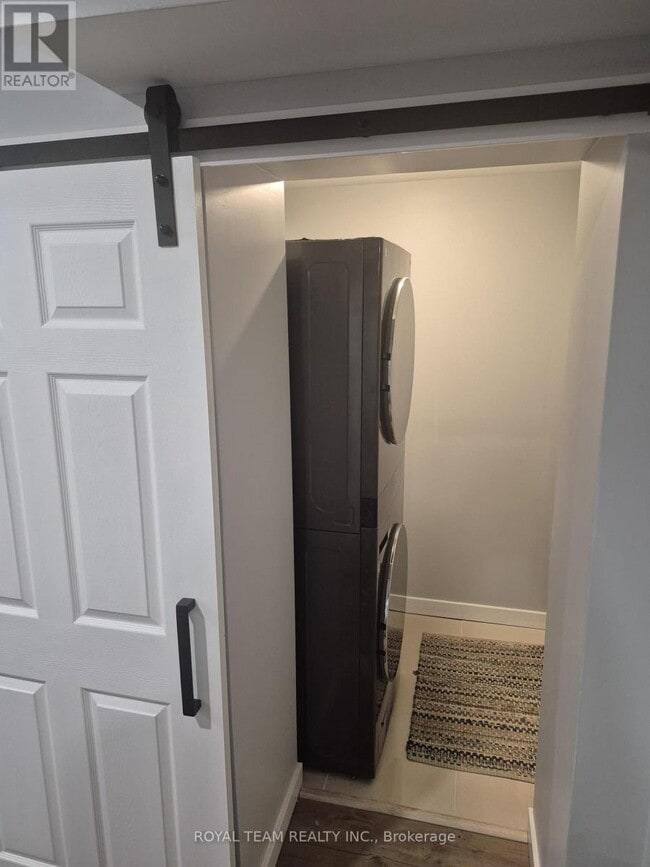 Photo - 996 Robinson St