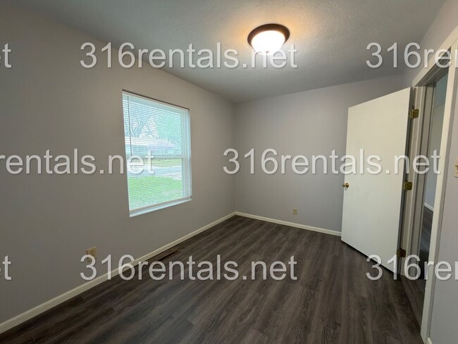 Photo - 231 E Larry St