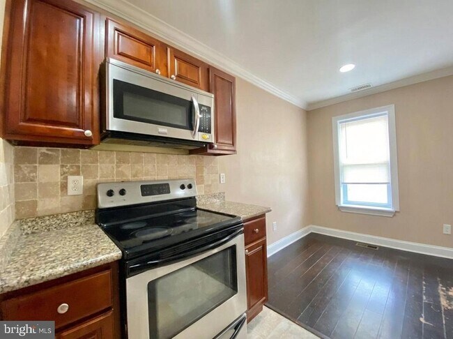 Building Photo - 1729 Fontain St Unit 2