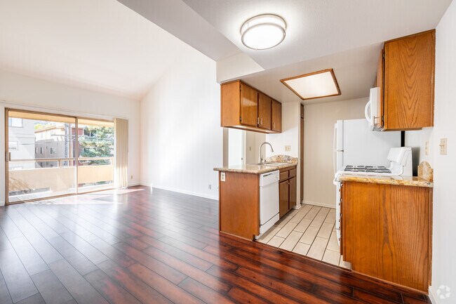 2BR, 2BA - 1,000SF