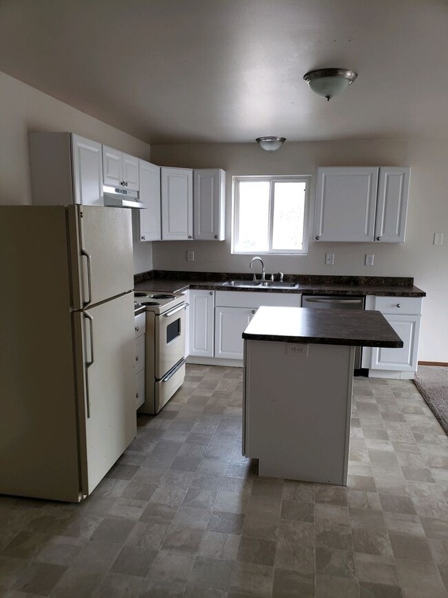 Building Photo - 1180 Dodds Dr Unit Apartment 4