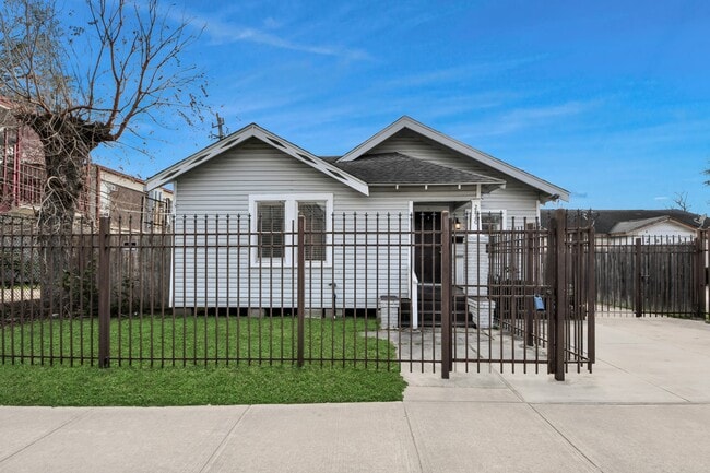 Photo - 2820 Holman St