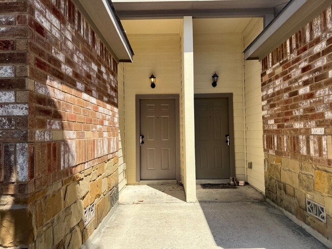 Photo - Luxury 3/2 duplex in NBTX