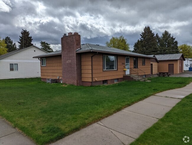 Building Photo - Beautiful Four Bedroom Two Bathroom House ...