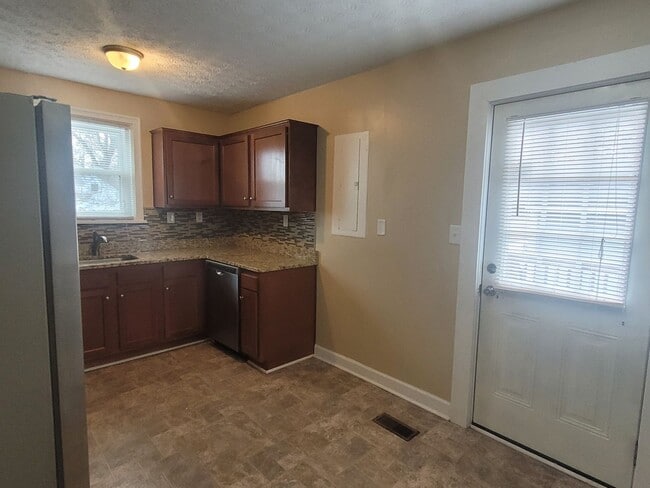 Photo - 652 Ellen Rd